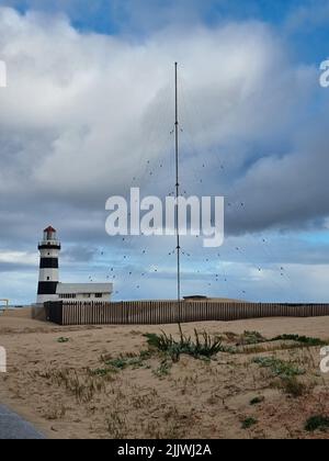 Un colpo verticale del faro di Cape Recife nella sabbia, Port Elizabeth, Sudafrica Foto Stock