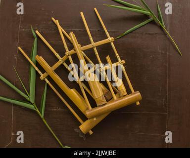 Angklung, il tradizionale strumento musicale sundanese in bambù. Isolato su sfondo bianco Foto Stock