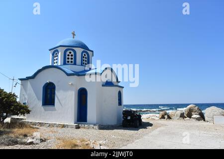 Chiesa greca ortodossa di Analipsi a Gialiskari, isola di Ikaria, Grecia, Icaria, mar Egeo, Mediterraneo. Chiesa blu e bianca. Foto Stock