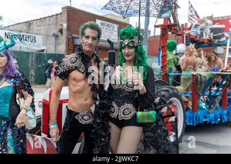 Un primo piano di una coppia con capelli verdi vestiti per la Mermaid Parade di Coney Island Foto Stock