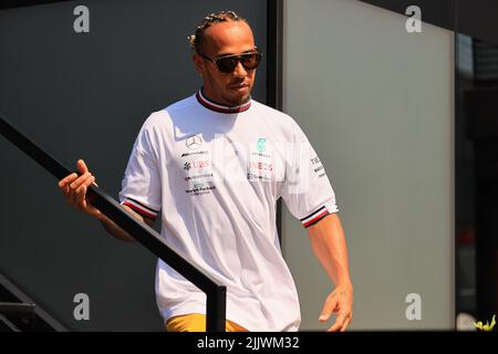 28th luglio 2022; l'Hungaroring, Mogyoród, Ungheria: FIA Formula 1 Grand Prix, driver arrivo e giorno d'ispezione: Mercedes AMG Petronas F1 Team, Lewis Hamilton Foto Stock