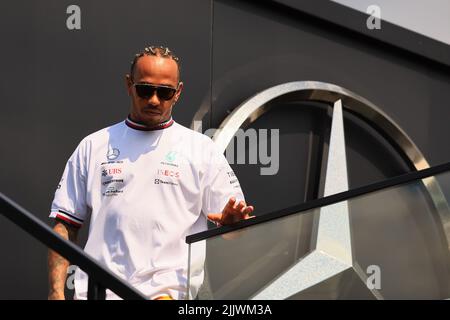 28th luglio 2022; l'Hungaroring, Mogyoród, Ungheria: FIA Formula 1 Grand Prix, driver arrivo e giorno d'ispezione: Mercedes AMG Petronas F1 Team, Lewis Hamilton Foto Stock