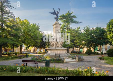 14.07.2 22 Charleville-Mézières, Ardennest, Gran d Est, Francia. Monumento aux morts dans le Square de la Place Winston Churchill Foto Stock