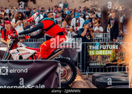 Gli spettatori che assistono a gare di moto estreme nella città di Sibiu, Romania Foto Stock