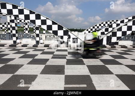 Chennai, Tamil Nadu, India. 28th luglio 2022. La gente passa il ponte Napier dipinto come scacchiera in occasione del 44th Chess Olympiad 2022, che si terrà dal 28 luglio al 10 agosto, a Chennai. (Credit Image: © Sri Loganathan/ZUMA Press Wire) Foto Stock