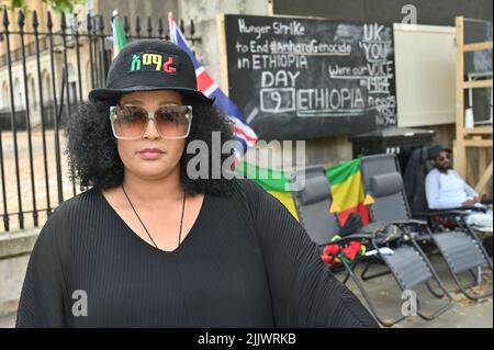 Un paio di Amhara sullo sciopero della fame protestano contro il fronte di liberazione di Oromo (OLF) e il fronte di liberazione del popolo Tigray (TPLF) affermano che è responsabile del genocidio del popolo di Amhara in Etiopia, Downing Street, Londra, Regno Unito. Foto Stock