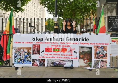 Un paio di Amhara sullo sciopero della fame protestano contro il fronte di liberazione di Oromo (OLF) e il fronte di liberazione del popolo Tigray (TPLF) affermano che è responsabile del genocidio del popolo di Amhara in Etiopia, Downing Street, Londra, Regno Unito. Foto Stock