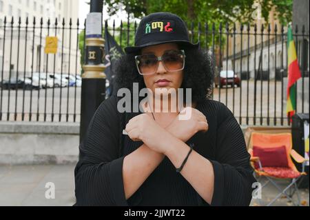 Un paio di Amhara sullo sciopero della fame protestano contro il fronte di liberazione di Oromo (OLF) e il fronte di liberazione del popolo Tigray (TPLF) affermano che è responsabile del genocidio del popolo di Amhara in Etiopia, Downing Street, Londra, Regno Unito. Foto Stock