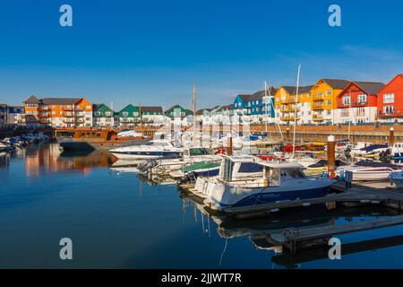 Exmouth marina nella contea di Devon, Regno Unito circondato da edifici di appartamenti colorati Foto Stock
