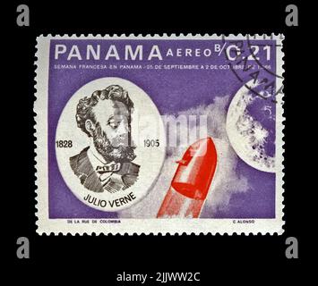 Jules Verne (1828-1905), famoso scrittore scientifico e capsula verso la Luna, esplorazioni spaziali francesi, circa 1966. Timbro postale vintage di Panama Foto Stock