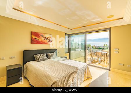 Un'immagine di una camera da letto principale con grande terrazza all'aperto in un appartamento lungo la Costa del Sol Foto Stock