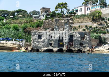 tour in kayak a napoli - palazzo degli spiriti Foto Stock