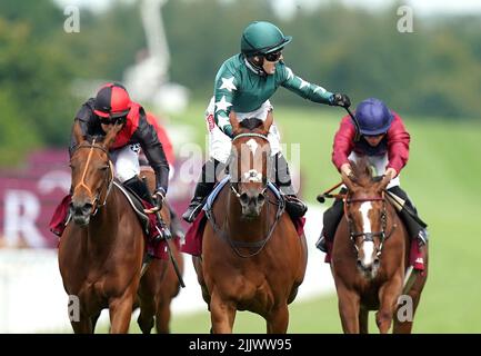 Nashwa guidato dal jockey Hollie Doyle (centro) celebra la vittoria del Qatar Nassau Stakes il terzo giorno del Qatar Goodwood Festival 2022 presso Goodwood Racecourse, Chichester. Data foto: Giovedì 28 luglio 2022. Foto Stock