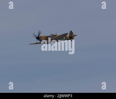 Supermarine Spitfire Mk LF IXe del volo commemorativo della Battaglia di Gran Bretagna che vola al Royal International Air Tattoo 2022 Foto Stock