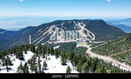 La splendida vista del parco provinciale di Cypress sotto il cielo blu in inverno Foto Stock