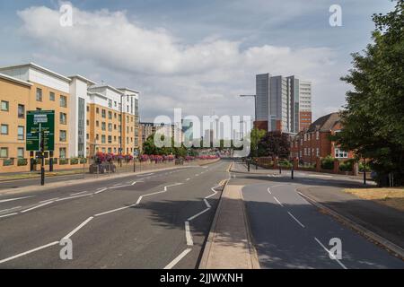 Centro di Birmingham, guardando lungo la A38 Bristol Road da sud. I nuovi blocchi della torre sono visibili in fase di costruzione. Foto Stock