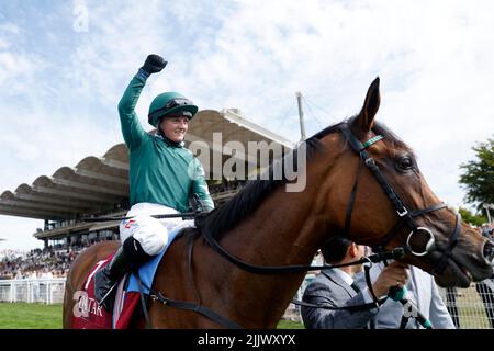 Jockey Hollie Doyle celebra dopo il suo giro vincente su Nashwa nel Qatar Nassau Stakes il terzo giorno del Qatar Goodwood Festival 2022 all'ippodromo di Goodwood, Chichester. Data foto: Giovedì 28 luglio 2022. Foto Stock