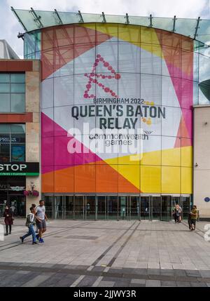 La parte anteriore di un grande negozio nel centro di Birmingham che pubblicizza il Queen's Baton Relay e Birmingham 2022 Commonwealth Games. Foto Stock