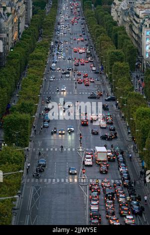 Parigi Francia, sede centrale dell'edificio Avenue Champs Elysees, Night  Bank (ex CCF Bank, ora LVMH) Vista angolare bassa Foto stock - Alamy