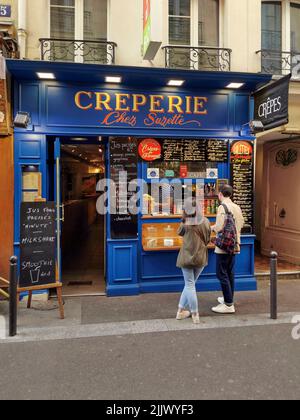 Francia, Parigi, scena di strada di fronte a 'Creperie Chez Suzette' in Rue de la Huchette Foto © Fabio Mazzarella/Sintesi/Alamy Stock Photo Foto Stock