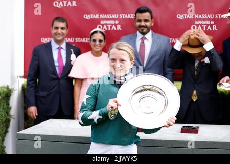 Jockey Hollie Doyle celebra dopo il suo giro vincente su Nashwa nel Qatar Nassau Stakes il terzo giorno del Qatar Goodwood Festival 2022 all'ippodromo di Goodwood, Chichester. Data foto: Giovedì 28 luglio 2022. Foto Stock