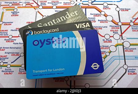 Contact, less, carte di credito contactless e London Underground Oyster card e mappa delle tube con stipendio medio annuo Foto Stock