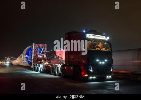 GERMANIA, trasporto speciale della pala del rotore SENVION 75,4m di notte con camion pesante dell'azienda Torben Rafn Foto Stock