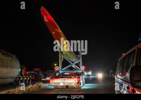 GERMANIA, trasporto speciale della pala del rotore SENVION 75,4m di notte con camion pesante dell'azienda Torben Rafn Foto Stock