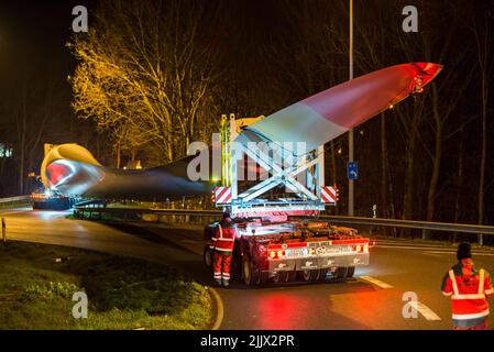 GERMANIA, trasporto speciale della pala del rotore SENVION 75,4m di notte con camion pesante dell'azienda Torben Rafn Foto Stock