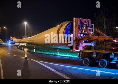 GERMANIA, trasporto speciale della pala del rotore SENVION 75,4m di notte con camion pesante dell'azienda Torben Rafn Foto Stock