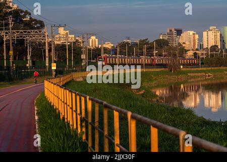 San Paolo, SP, Brasile, 07 giugno 2017. Treno CPTM, linea 9 - Emerald, che corre lungo la pista ciclabile e il fiume Pinheiros, ad ovest di Sao Paulo, Foto Stock