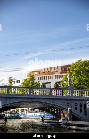 2022-07-27 19:23:36 AMSTERDAM - la Stopera vicino alla Royal Amsterdam Rowing and Sailing Association De Hoop aan de Amstel. Il De Hoop, fondato nel 1848, è il più antico club sportivo di Amsterdam e il secondo più antico club di canottaggio e vela olandese. La clubhouse con il club è un aspetto impressionante sul lato Weesper dell'Amstel che si snoda attraverso la capitale. ANP NILLA BERRETTY-VAN LOENEN olanda OUT - belgio OUT Foto Stock