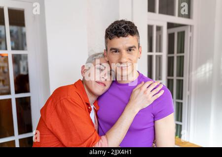 Ritratto di felice giovane coppia gay innamorati mentre abbracciano Foto Stock