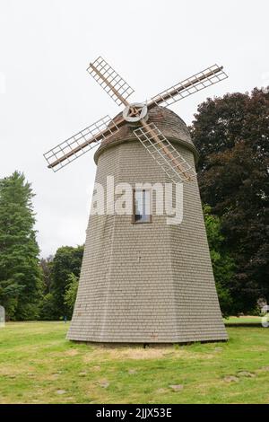 Redmond, WA, USA - 22 luglio 2022 - Mulino tradizionale a vento al Marymoor Park nel King County Park a Remond Washington Foto Stock