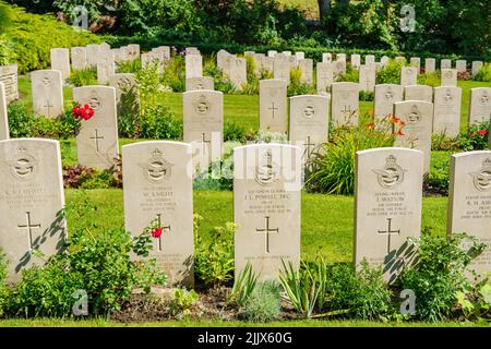 File di tombe soldato della seconda guerra mondiale nel parco di Cytadela, in Polonia Foto Stock