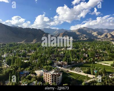 Alto angolo di vista della città di Leh la capitale della regione di Ladakh, Jammu e Kashmir, India Foto Stock