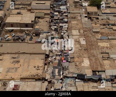 Foto aerea di una strada di mercato coperta di tende a Nouakchott, Mauritania. Foto Stock