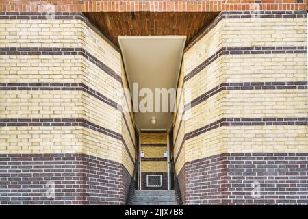 Da sotto entrata con scale ad un edificio in mattoni Foto Stock