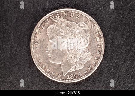 Una moneta da dollaro d'argento, primo piano, vista dall'alto. Foto Stock