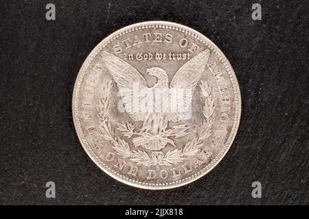 Una moneta da dollaro d'argento, primo piano, vista dall'alto. Foto Stock