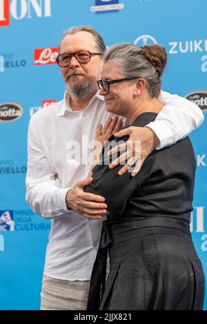 Giffoni Valle piana, Salerno, Italia. 28th luglio 2022. Gary Oldman e sua moglie Gisele Schmidt sono presenti alla fotocellula al Giffoni Film Festival 2022 il 28 luglio 2022 a Giffoni Valle piana (Credit Image: © Francesco Luciano/ZUMA Press Wire) Foto Stock