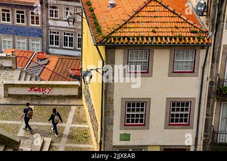 Vista sui tetti verso gli edifici nel centro di Porto, una delle principali città del Portogallo settentrionale. Foto Stock
