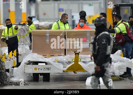 Toluca, Città del Messico, Messico. 28th luglio 2022. 28 luglio 2022 a Toluca, Messico : arrivo di tre milioni di vaccini Covid-19 da Pfizer all'Aeroporto Internazionale di Toluca (AIT), che sono stati donati dal governo canadese. Il 28 luglio 2022 a Toluca, Messico. (Credit Image: © Arturo Hernandez/eyepix via ZUMA Press Wire) Foto Stock