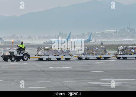 Toluca, Città del Messico, Messico. 28th luglio 2022. 28 luglio 2022 a Toluca, Messico : arrivo di tre milioni di vaccini Covid-19 da Pfizer all'Aeroporto Internazionale di Toluca (AIT), che sono stati donati dal governo canadese. Il 28 luglio 2022 a Toluca, Messico. (Credit Image: © Arturo Hernandez/eyepix via ZUMA Press Wire) Foto Stock