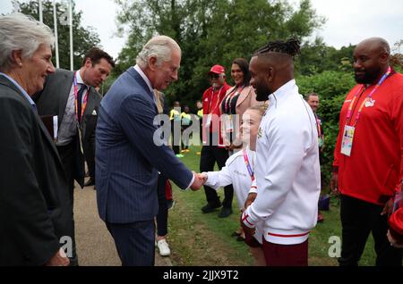 Il Principe del Galles incontra atleti e membri del team Inghilterra durante una visita al Villaggio degli atleti presso l'Università di Birmingham ai Giochi del Commonwealth di Birmingham 2022. Data foto: Giovedì 28 luglio 2022. Foto Stock