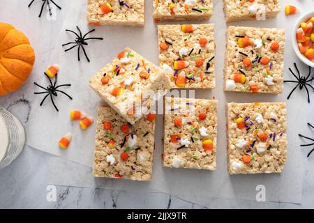 Dolci di cereali a base di riso per Halloween con spolverini natalizi Foto Stock