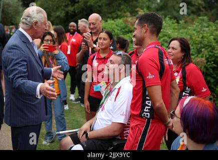 Il Principe del Galles parla con gli atleti e i membri della squadra di Gibilterra durante una visita al Villaggio degli atleti presso l'Università di Birmingham ai Giochi del Commonwealth di Birmingham del 2022. Data foto: Giovedì 28 luglio 2022. Foto Stock