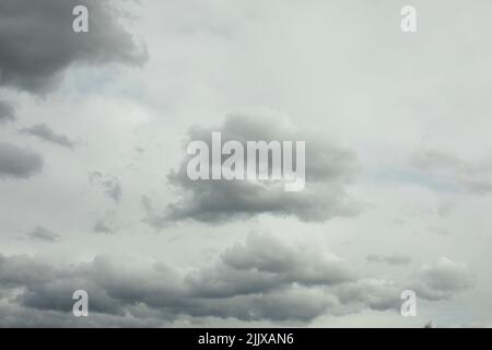 Nuvole nel cielo senza sole. Cielo grigio in tempo nuvoloso. Nuvole chiare in giornate calde. Foto Stock