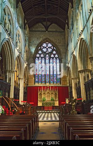 Ammira la navata fino al coro della Chiesa Prioria di St Mary nella vecchia Bridlington nello Yorkshire Foto Stock