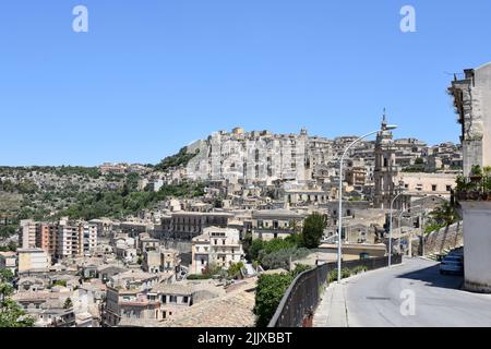 Bella vista sulla zona residenziale di Modica, Sicilia in Italia, con vecchie case costruite sul fianco del colle. Patrimonio siciliano e attrazioni turistiche Foto Stock